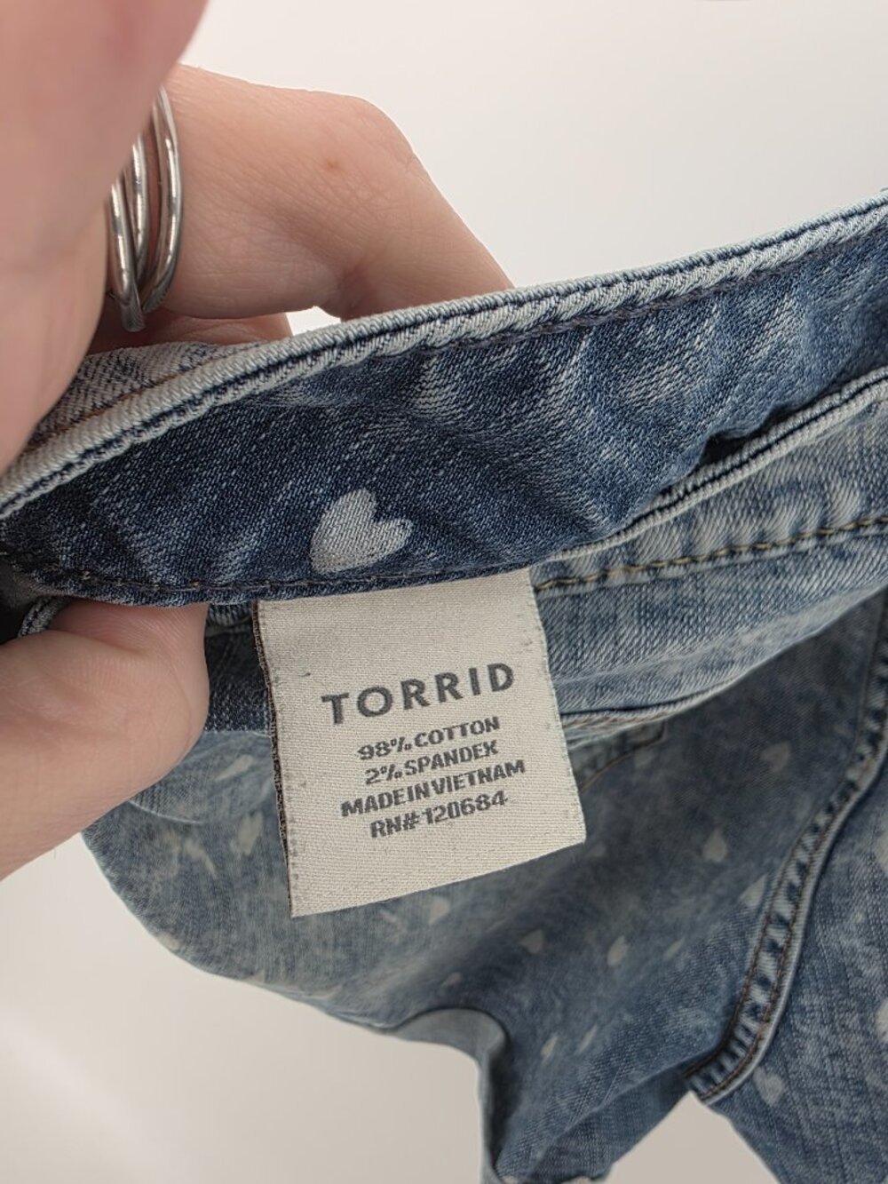 Torrid Light Wash Heart Print Distressed Denim Shorts – Size 20 - Picture 8 of 8